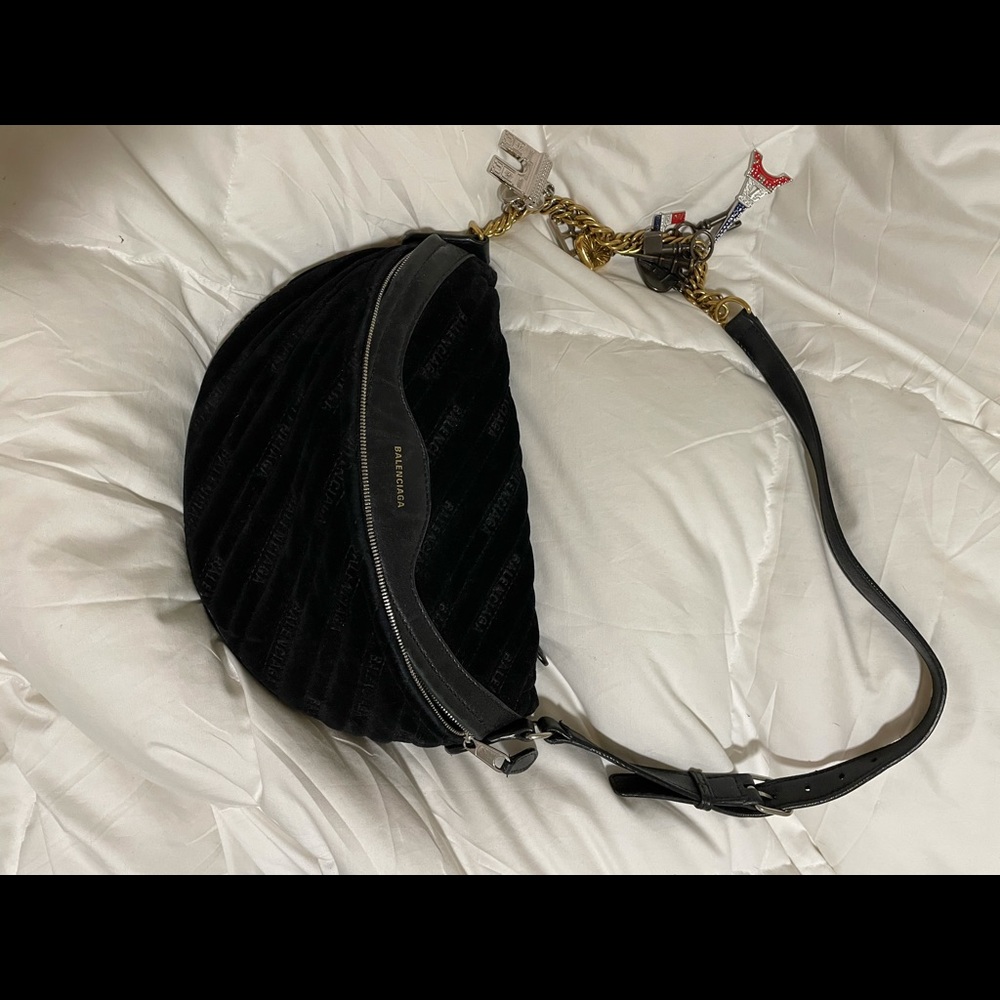 Balenciaga Tourist Bag very Emily in Paris vibes